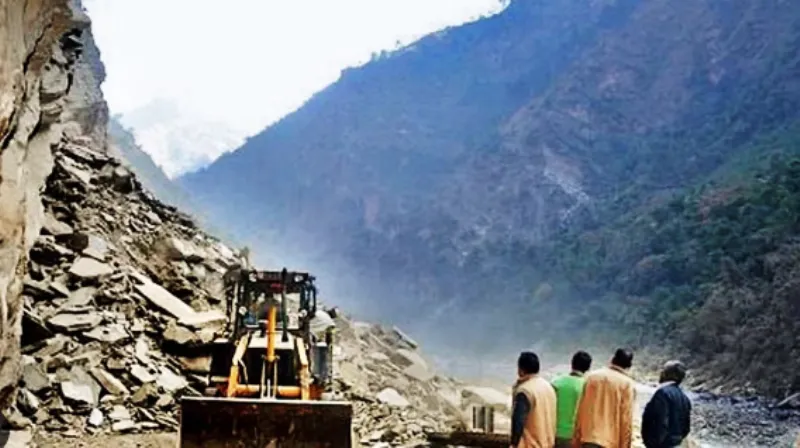 गरमपानी: राष्ट्रीय राजमार्ग पर पहाड़ियों का सीना छलनी कर यात्रियों की जिंदगी से किया जा रहा खिलवाड़