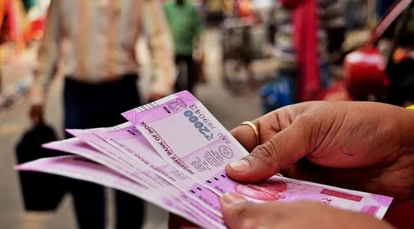 2000 रुपये के नोट बदलने का आज आखिरी मौका, घर खंगाल कर जल्द निपटा ले काम
