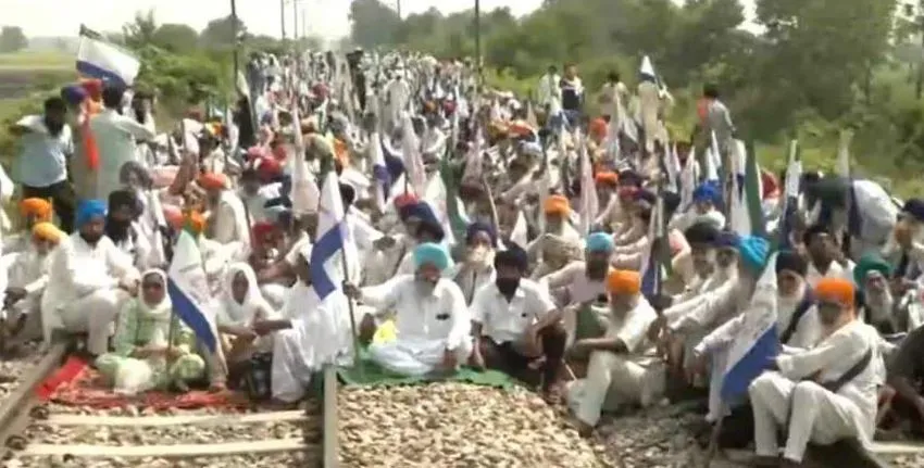 पंजाब में किसानों का 'रेल रोको' आंदोलन तीसरे दिन भी जारी, ट्रेन की आवाजाही प्रभावित 