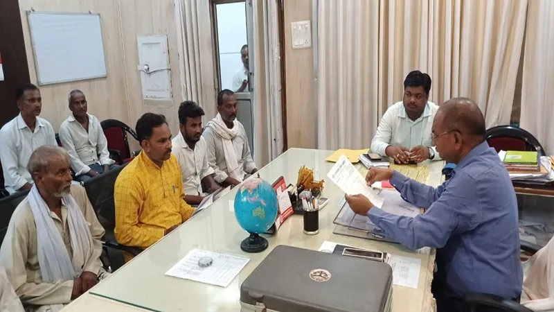 अयोध्या: जल निकासी का साइफन और नाला चोक, रालोद ने सौंपा ज्ञापन