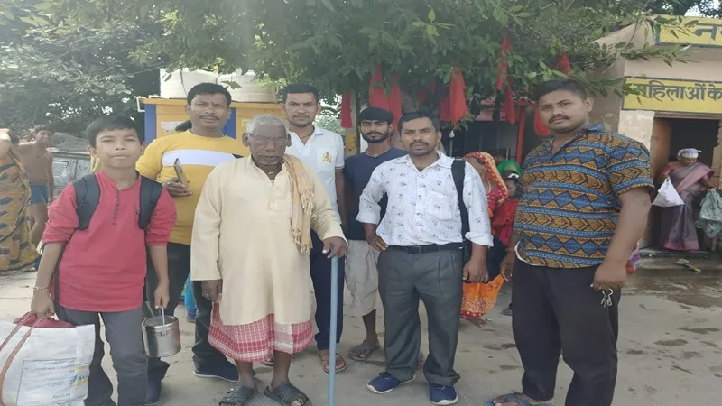 परिवार से विवाद कर अयोध्या पहुंचे वृद्ध को जल पुलिस ने बेटे को सौंपा 