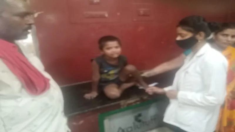 अयोध्या: जिला अस्पताल के बिजली पोल में उतरा करंट, चपेट में आया बालक