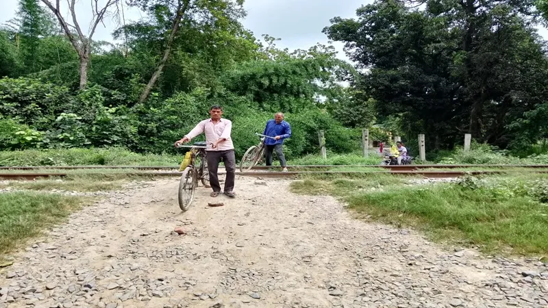 अयोध्या: ग्रामीणों को रेलवे फाटक के निर्माण का इंतजार, 24 गांव के लोग परेशान