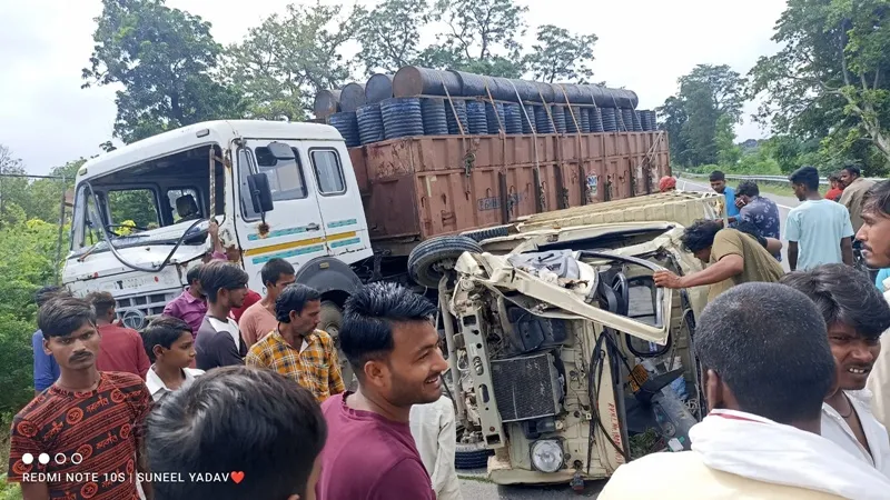 बहराइच: ट्रक और डाला में जोरदार भिडंत, बालक समेत तीन घायल