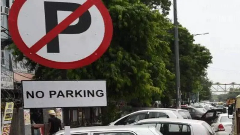 लखनऊ: नो पार्किंग जोन से कार उठाने पर ट्रैफिक सिपाही से बदसुलूकी