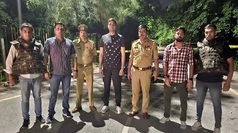 आगरा: पुलिस की मुठभेड़ में गिरफ्तार हुआ चेन लुटेरा, पैर में लगी गोली