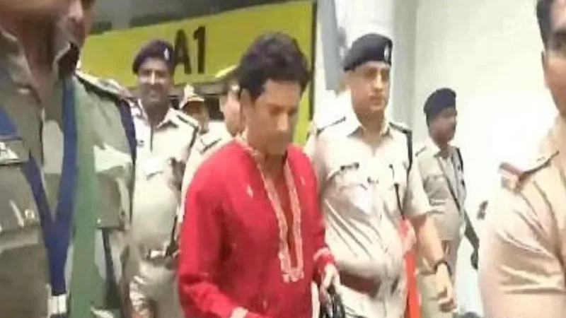 वाराणसी पहुंचे पूर्व क्रिकेटर सचिन तेंदुलकर, बाबतपुर एयरपोर्ट पर हुआ स्वागत
