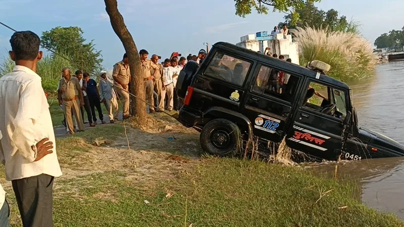 कानपुर: नहर में डूबी डायल 112 की गाड़ी बाल-बाल बचे पुलिसकर्मी