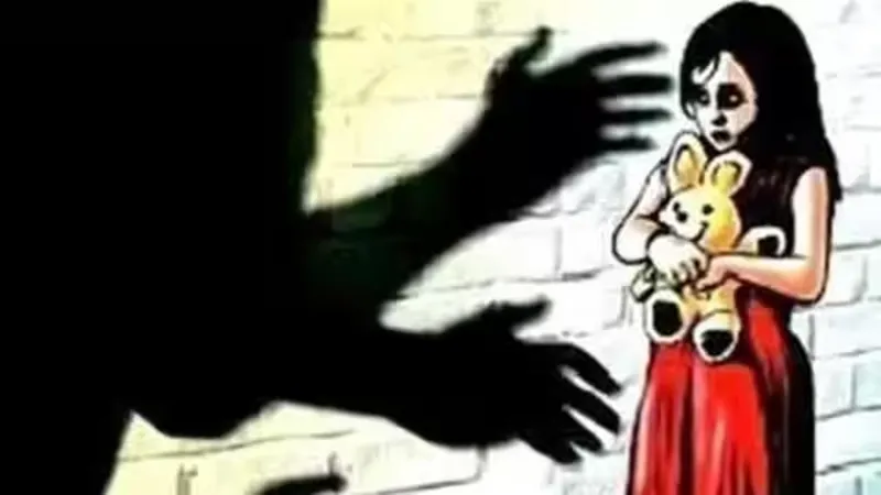 अलीगढ़: पड़ोसी के घर में मृत पायी गयी बच्ची से दुष्कर्म की पुष्टि, दो आरोपी गिरफ्तार 