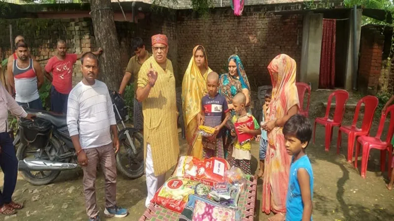 अयोध्या: असहाय परिवार को लिया गोद, हर मदद का दिया भरोसा