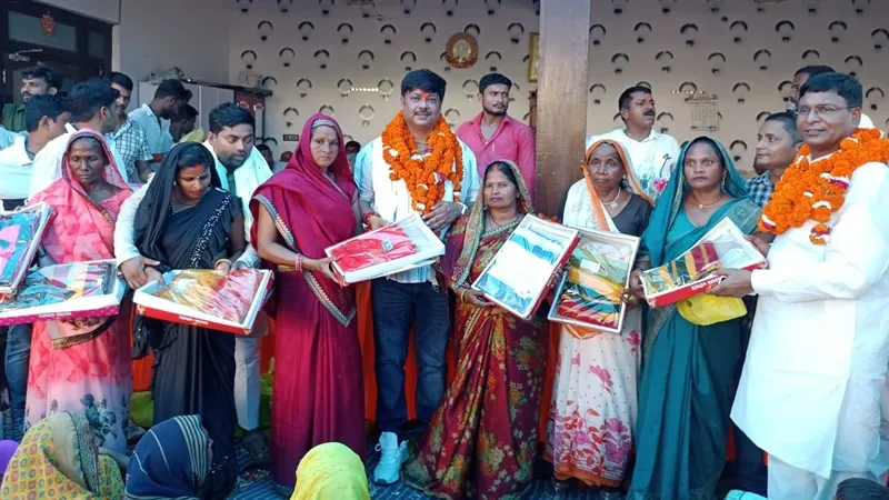 अयोध्या: जिला पंचायत सदस्य ने किया महिलाओं को साड़ी वितरण
