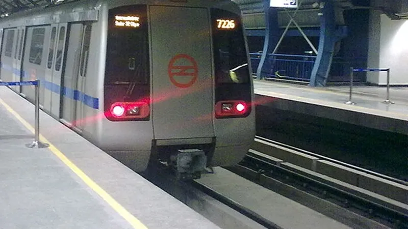 नोएडा सिटी सेंटर स्टेशन पर किशोरी मेट्रो के सामने कूदी, अस्पताल में भर्ती 