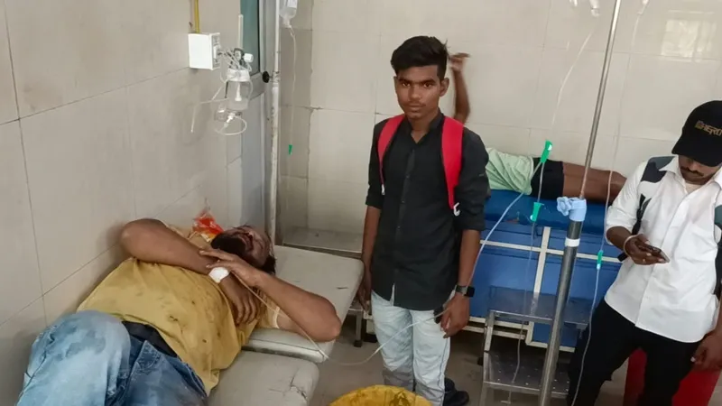 बहराइच: छात्र ने रहगीरों की मदद से घायल को अस्पताल में कराया भर्ती, डॉक्टर को सौंपा नकदी