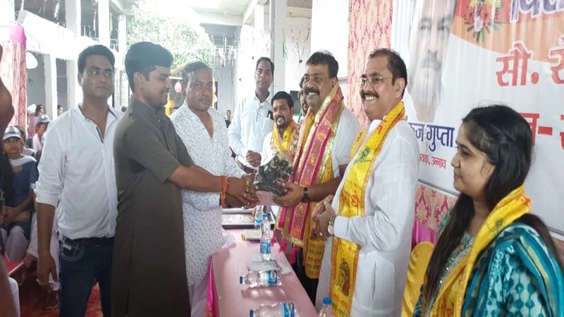 उन्नाव: सदर विधायक ने कौशल विकास प्रशिक्षणार्थियों को बांटी ड्रेस, खिले चेहरे