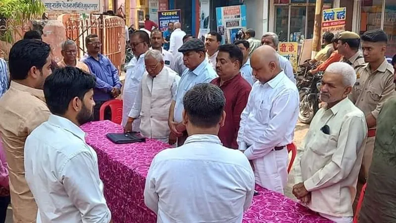 सुलतानपुर चिकित्सक हत्याकांड: डॉक्टर घनश्याम तिवारी को क्षत्रियों ने दी श्रद्धांजलि, डीएम को सौंपा ज्ञापन