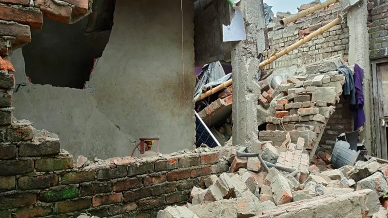 सीतापुर: अवैध रूप से पटाखा बनाते समय मकान में हुआ जोरदार धमाका, कई घर मलबे तब्दील