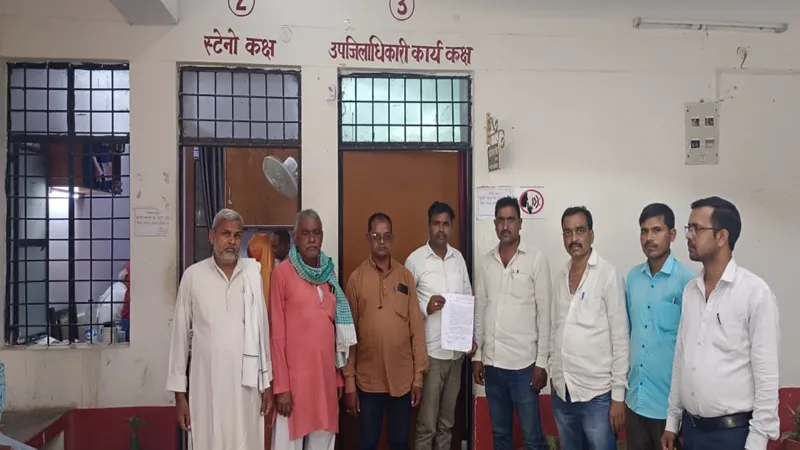 अयोध्या: लेखपाल की कार्यशैली से नाराज प्रधान संघ हुआ लामबंद, एसडीएम को ज्ञापन देकर स्थानांतरण की उठाई मांग