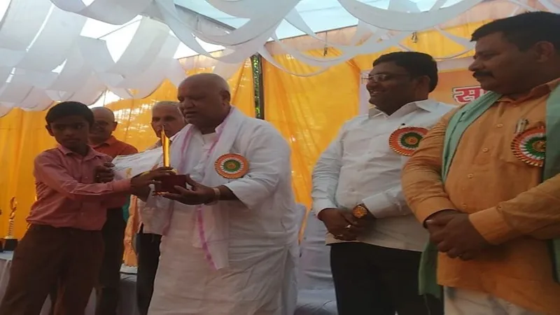 अयोध्या: प्रतियोगिता में प्रतिभा दिखाने वाले प्रतिभागी हुए पुरस्कृत 