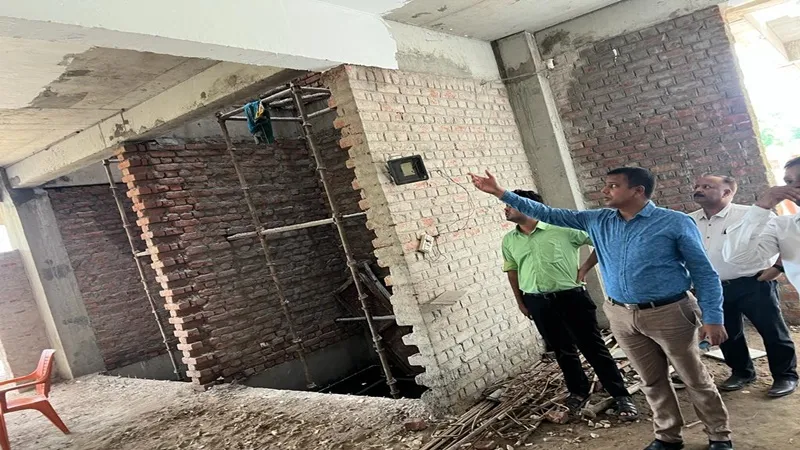 अयोध्या: राज्य मंत्री के दौरे के बाद अटल आवासीय विद्यालय पहुंचे कमिश्नर, अधिशासी अभियन्ता को लगाई फटकार 