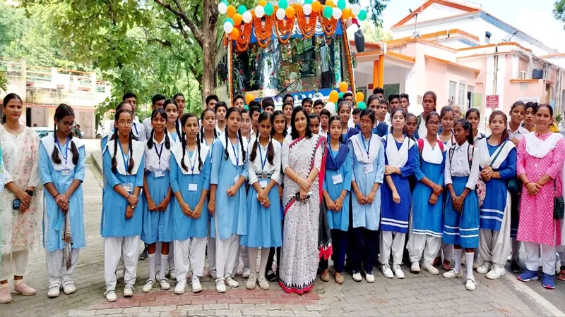 बहराइच: शैक्षणिक भ्रमण निकला छात्र-छात्राओं का दल, डीएम ने हरी झंडी दिखाकर किया रवाना