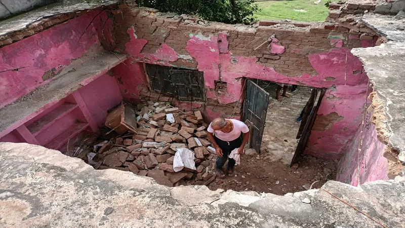 बहराइच: फायर कर्मी के आवास की छत गिरी, बाल-बाल बचा