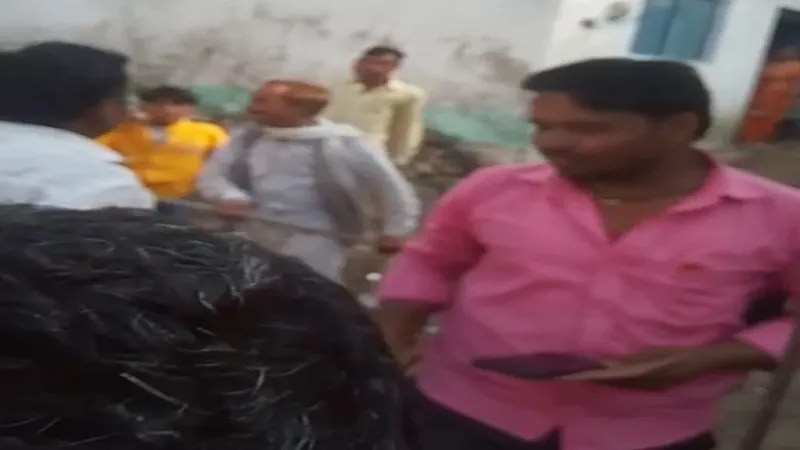 बहराइच: बकाया बिल वसूलने पहुंचे बिजली कर्मियों को लाठी से पीटा, पुलिस ने नहीं दर्ज किया मुकदमा, देखें वीडियो
