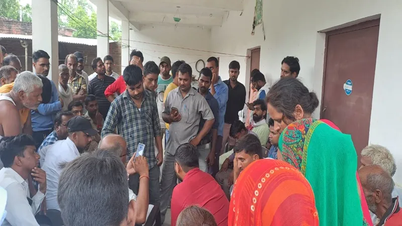 प्रतापगढ़: पंचायत सहायक का शव रखकर परिजनों ने किया घंटों प्रदर्शन, आश्वासन पर माने