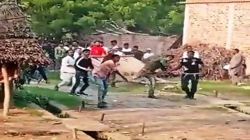 सीतापुर: डीजे को लेकर भिड़े दो समुदाय के लोग, जमकर चले पत्थर, 5 गिरफ्तार 