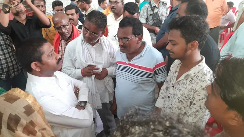 प्रयागराज: व्यापारी पुत्र के परिजनों से मिलने पहुंचे मंत्री नंद गोपाल नंदी, मदद का दिया आश्वासन