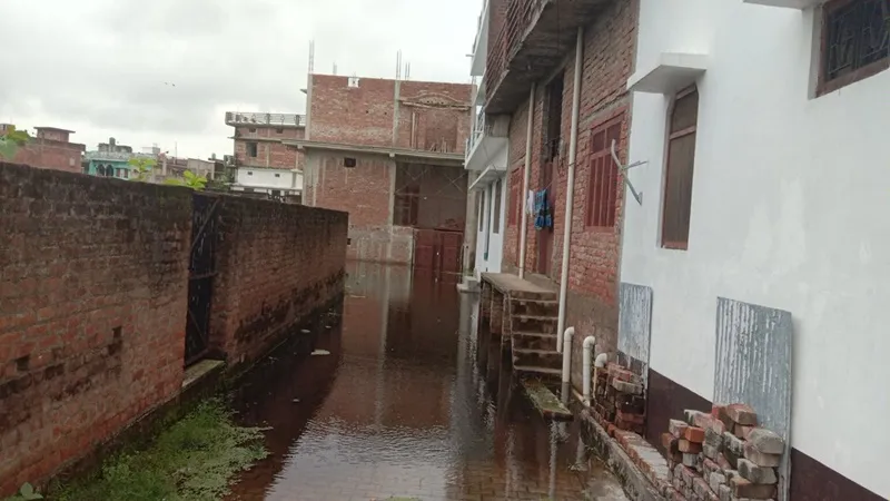 अयोध्या: दस दिनों से 50 घरों की जल निकासी ठप, जलभराव भी संकट बना 