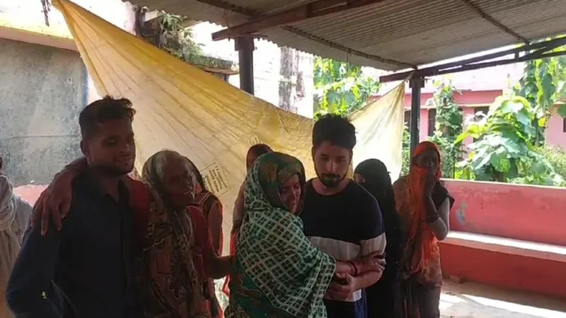 सीतापुर: बंदर को बचाने में बाइक अनियंत्रित होकर वैन से टकराई, शिक्षक की मौत, पत्नी गंभीर