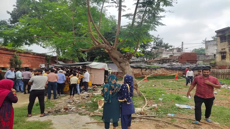 लखनऊ रेलवे क्वार्टर हादसा: रेलवे कालोनी में रह रहे बाहरी लोग 