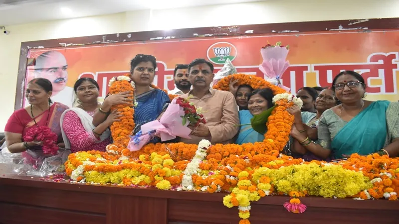 अयोध्या: भाजपा नेत्रियों ने नये महानगर अध्यक्ष की उतारी आरती