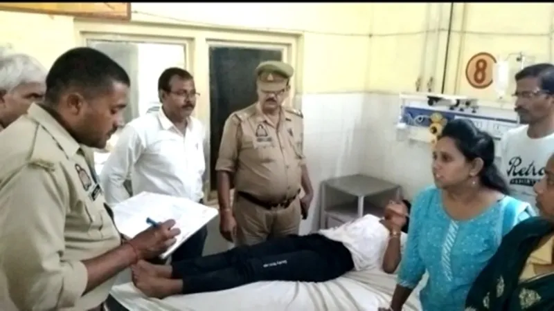 रायबरेली: श्रद्धालुओं से भरी बस अनियंत्रित होकर पलटी, 14 घायल