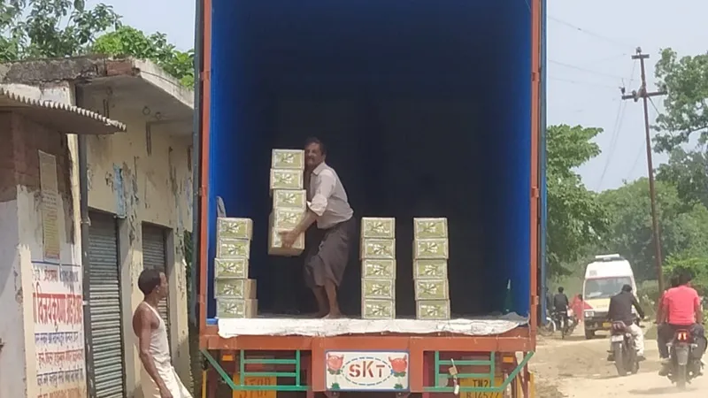 अयोध्या: यहां रेलवे स्टेशन और आबादी के बीच माचिस गोदाम! स्टेशन मास्टर बोले- है खतरा 