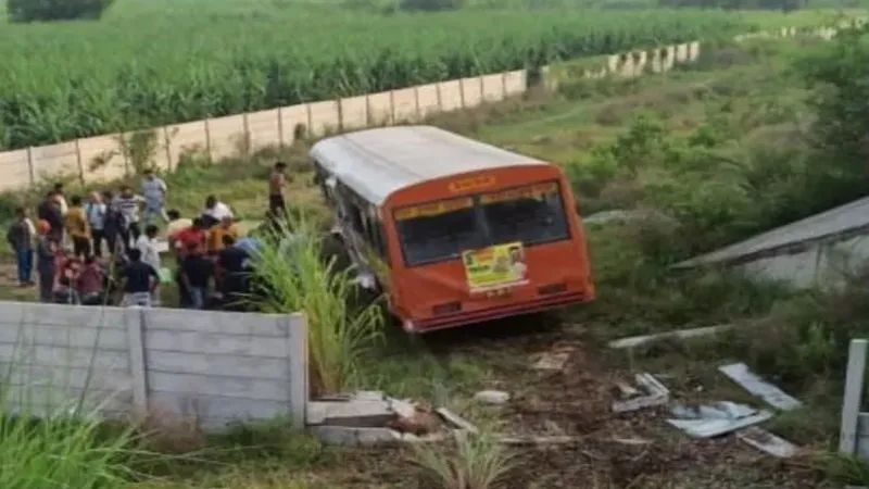 गाजियाबाद बड़ा हादसा: फ्लाईओवर से नीचे गिरी यात्रियों से भरी रोडवेज बस, 20 यात्री घायल