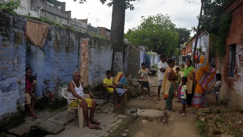 लखनऊ: गिरने की कगार पर 100 से अधिक रेलवे क्वार्टर, हर वक्त छत से गिरता रहता है मलबा