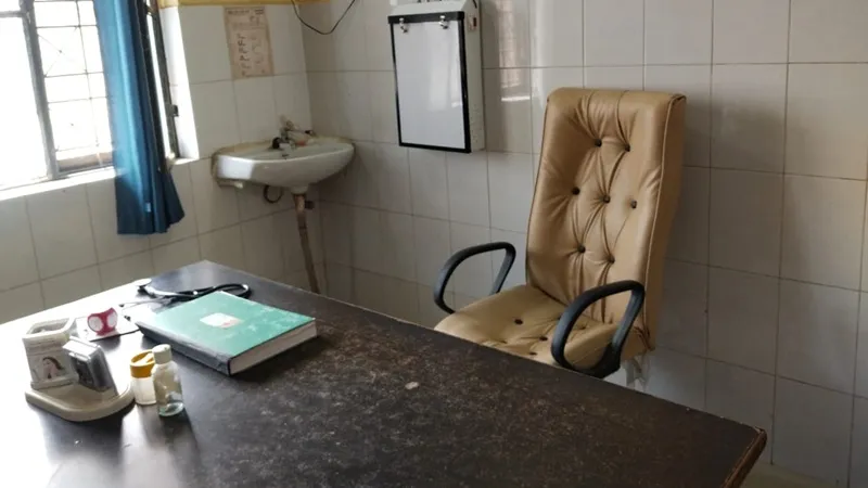 बहराइच: मटेरा पीएचसी में समय से नहीं पहुंचते हैं डॉक्टर, घंटों इंतजार के बाद लौट जाते हैं मरीज