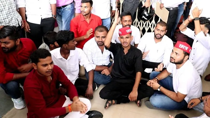 लखनऊ: LU में लैब फीस के विरोध में उतरी समाजवादी छात्रसभा, VC कार्यालय पर छात्रों ने किया प्रदर्शन