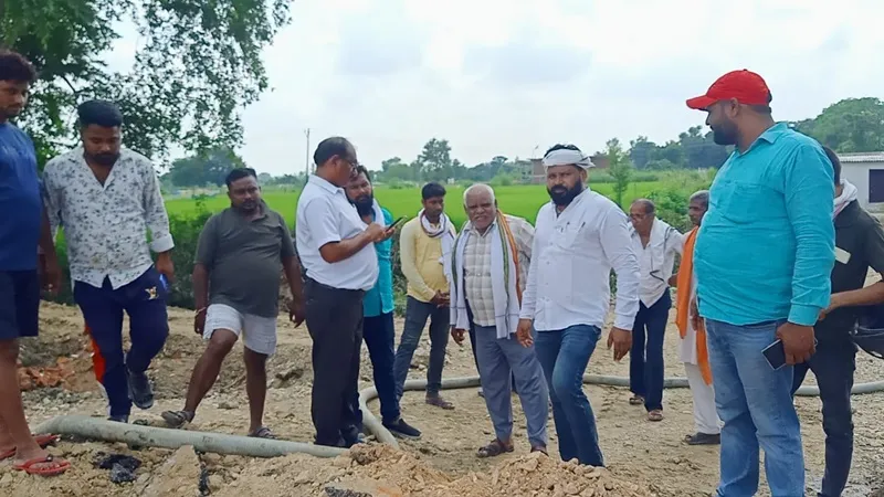 अयोध्या: लोगों ने किया घेराव तो बंद क्रासिंग पर खोला गया सम्पर्क मार्ग