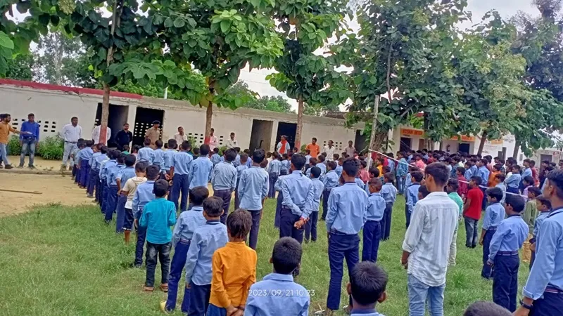 बहराइच: ट्रेन पर न फेंके पत्थर, यात्रा के दौरान आपके रिश्तेदार भी हो सकते हैं घायल