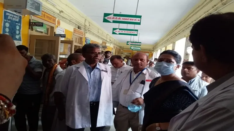 रायबरेली: डीएम ने जिला अस्पताल का किया निरीक्षण, बच्चों की कम संख्या पर जताई नाराजगी 