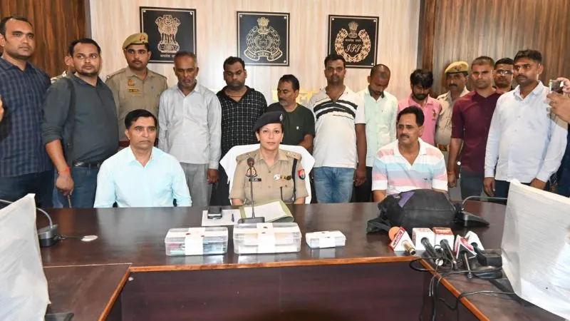 Chitrakoot News: पुलिस ने छह आरोपियों को पकड़ा, नौकरी का झांसा देकर करते थे ठगी, ये सामान हुआ बरामद