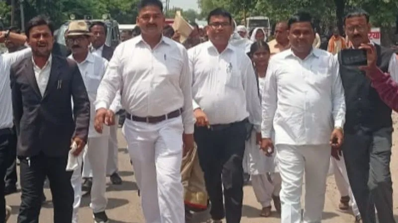 Chitrakoot: हापुड़ समेत अन्य घटनाओं को लेकर अधिवक्ताओं ने किया प्रदर्शन, सरकार पर लगाया मौन रवैया अपनाने का आरोप