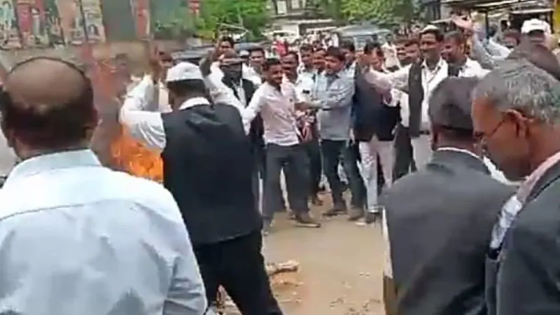 Mahoba व Chitrakoot में अधिवक्ताओं ने फूंके मुख्य सचिव और डीजीपी के पुतले, हापुड़ पुलिस मुर्दाबाद के लगाए नारे