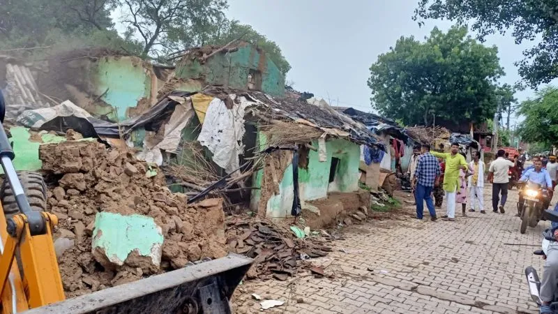 Chitrakoot: नगर पालिका ने कच्चे मकानों को किया ध्वस्त, लोग हुए बेघर, बोले- साहब डिग्गी पीटी और तोड़ दिहिन