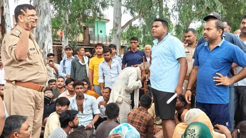 Chitrakoot News: जलभराव से परेशान लोगों का फूटा गुस्सा, हाईवे किया जाम, बोले- आश्वासनों की सिर्फ मिलती घुट्टी