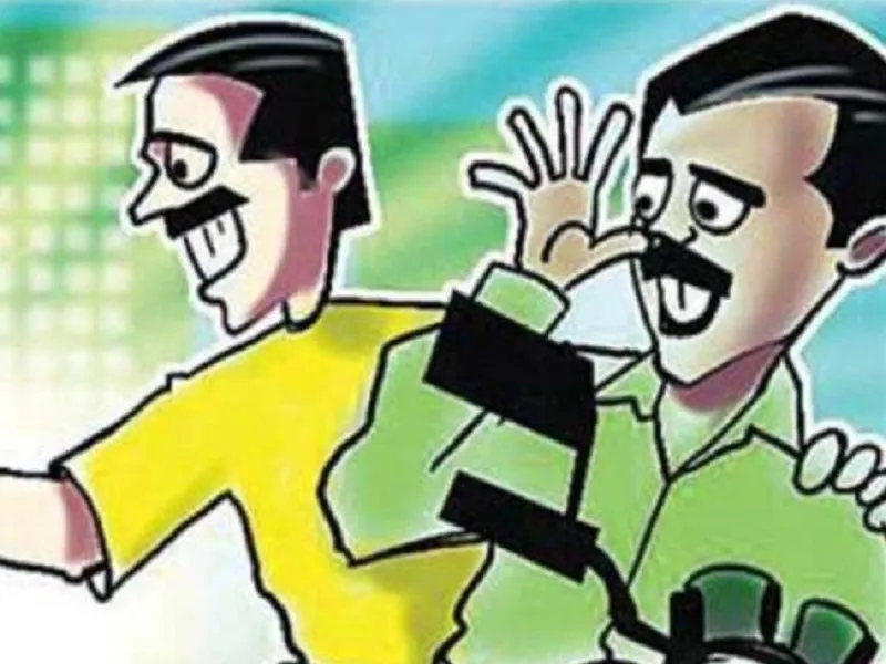 रामपुर : स्कूटी सवार युवती की दो युवकों ने की वीडियो वायरल, बोले- खाने के लालच में हिन्दू लड़के के साथ घूम रही...