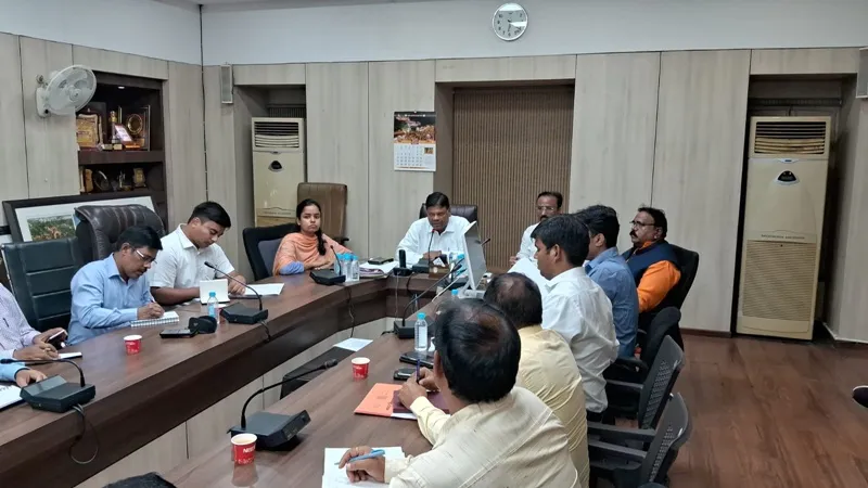 सभी संकल्पित होकर मनाएं महोत्सव: डीएम 