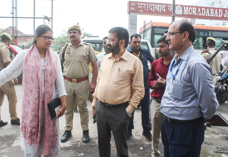 मुरादाबाद : 'सड़कों को अतिक्रमण मुक्त कराएं चौड़ी, गड्ढों को जल्द भरें', जिलाधिकारी ने शहर का किया निरीक्षण